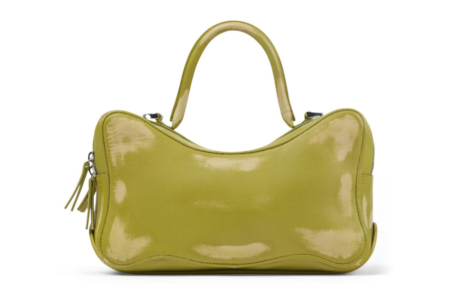 カンペールラボ初のバッグコレクション、“封筒型”＆うねりフォルムのハンドバッグ