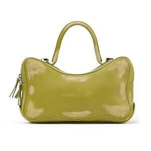 カンペールラボ初のバッグコレクション、“封筒型”＆うねりフォルムのハンドバッグ｜写真1