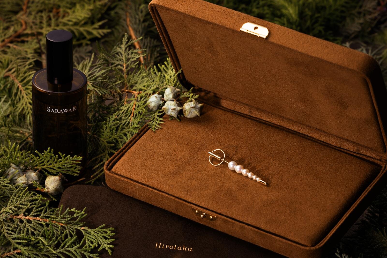 ヒロタカの25年クリスマスコフレ、パールジュエリー＆“密林の香り”ピローミストがセットに