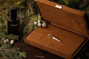 ヒロタカの25年クリスマスコフレ、パールジュエリー＆“密林の香り”ピローミストがセットに