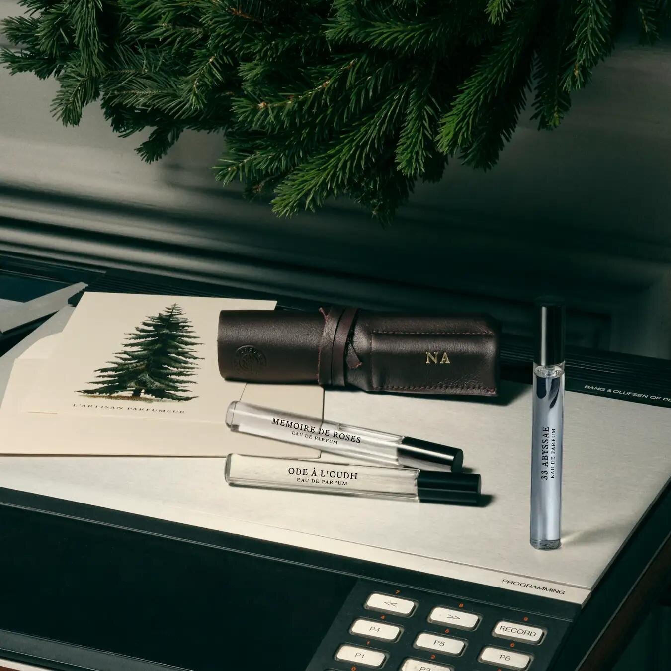 ラルチザン パフューマー2025年クリスマスコフレ、“香りが選べる”レザーポーチ付き香水セット