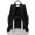 リモワ“スーツケースに固定できる”レザー製バックパック、グルーヴパターンのスクエアフォルムで｜写真10