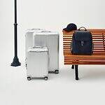 リモワ“スーツケースに固定できる”レザー製バックパック、グルーヴパターンのスクエアフォルムで｜写真2