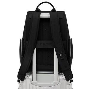 リモワ“スーツケースに固定できる”レザー製バックパック、グルーヴパターンのスクエアフォルムで｜写真10