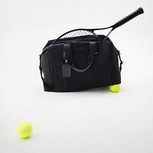 リモワ“スーツケースに固定できる”レザー製バックパック、グルーヴパターンのスクエアフォルムで｜写真5