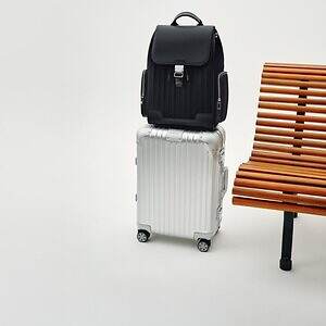 リモワ“スーツケースに固定できる”レザー製バックパック、グルーヴパターンのスクエアフォルムで｜写真1