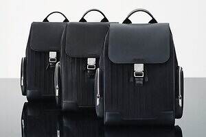 リモワ“スーツケースに固定できる”レザー製バックパック、グルーヴパターンのスクエアフォルムで