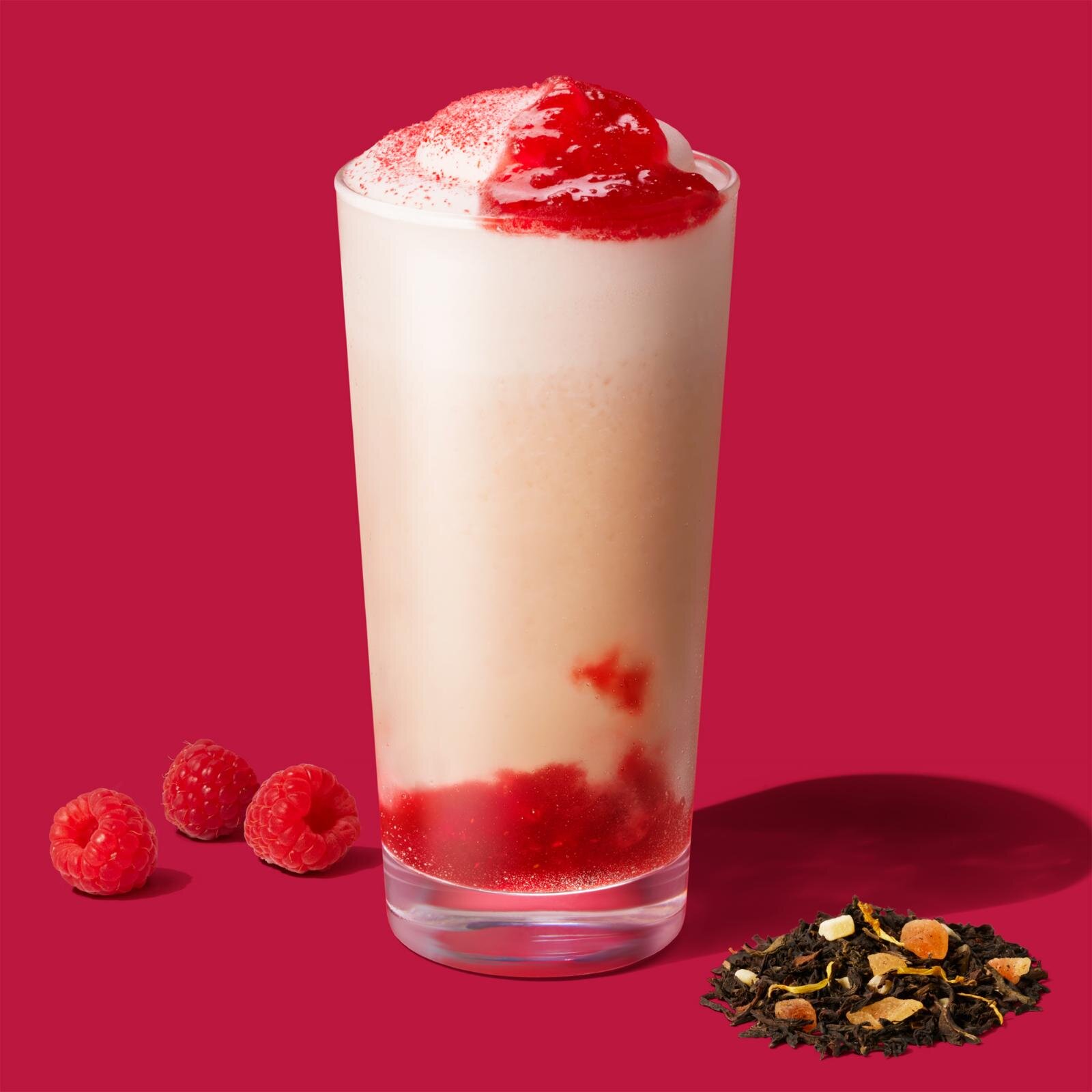「レッド ラズベリー & ジョイフルメドレー ティー フラペチーノ」持ち帰り 776円 / 店内利用 790円 ※トールサイズのみ