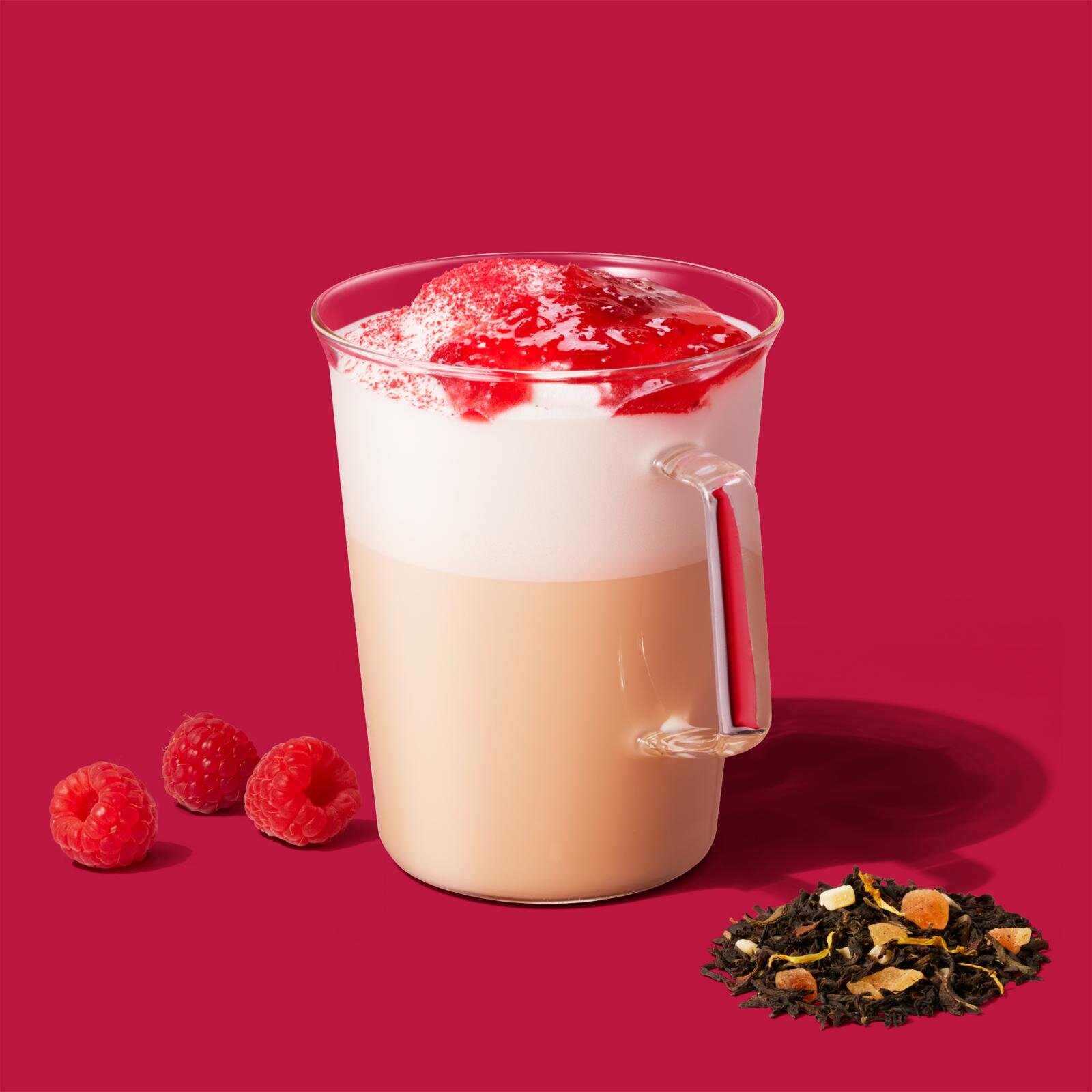 「レッド ラズベリー & ジョイフルメドレー ムース ティー ラテ(ホット)」持ち帰り 687円 / 店内利用 700円 ※トールサイズのみ