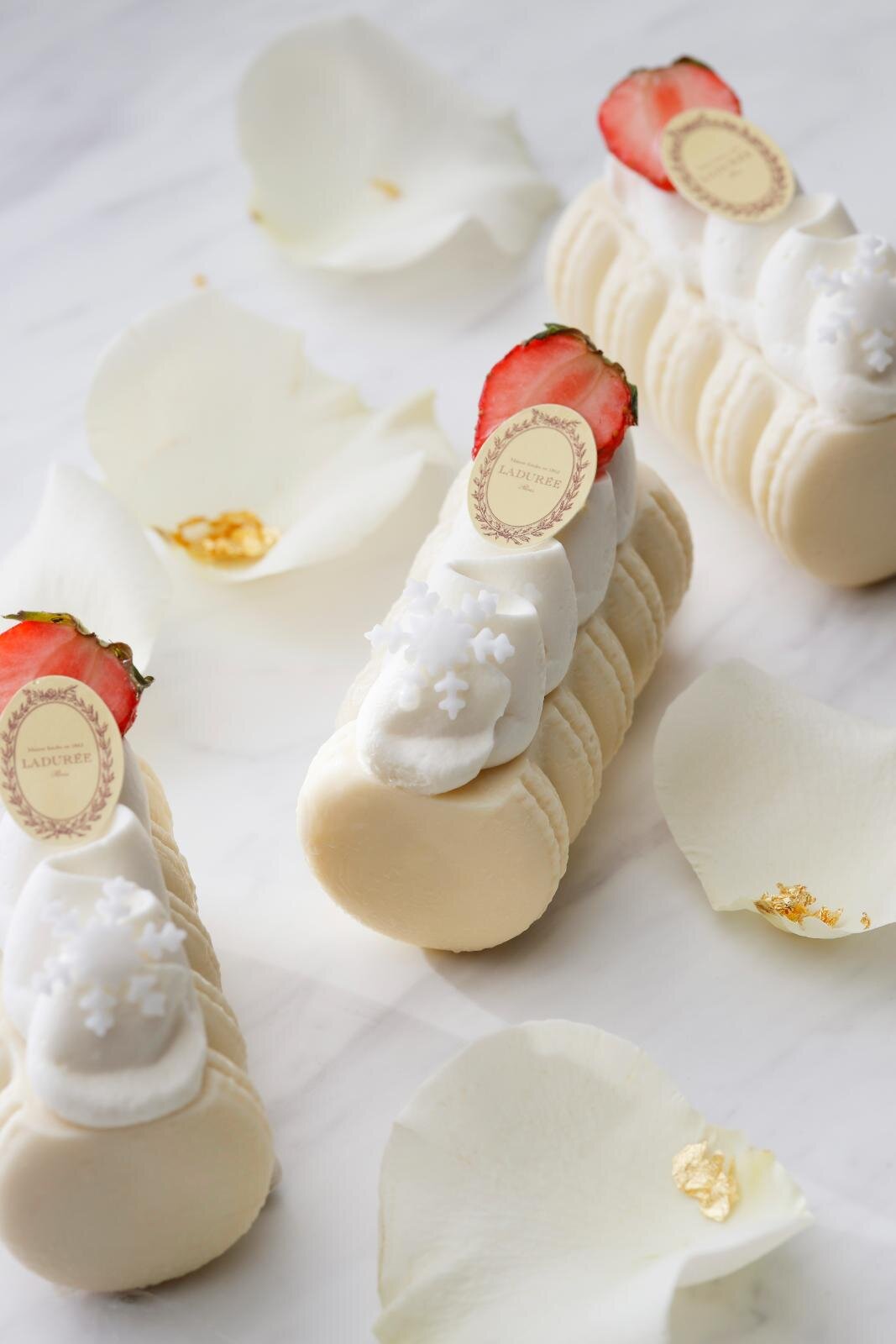 ラデュレ“マカロンモチーフ”25年クリスマスケーキ、苺のショートケーキ＆金箔マカロン飾ったピスタチオ｜写真8