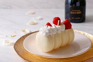 ラデュレ“マカロンモチーフ”25年クリスマスケーキ、苺のショートケーキ＆金箔マカロン飾ったピスタチオ｜写真7