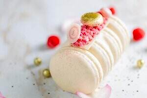 ラデュレ“マカロンモチーフ”25年クリスマスケーキ、苺のショートケーキ＆金箔マカロン飾ったピスタチオ｜写真1