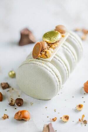 ラデュレ“マカロンモチーフ”25年クリスマスケーキ、苺のショートケーキ＆金箔マカロン飾ったピスタチオ｜写真3