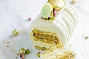 ラデュレ“マカロンモチーフ”25年クリスマスケーキ、苺のショートケーキ＆金箔マカロン飾ったピスタチオ｜写真5