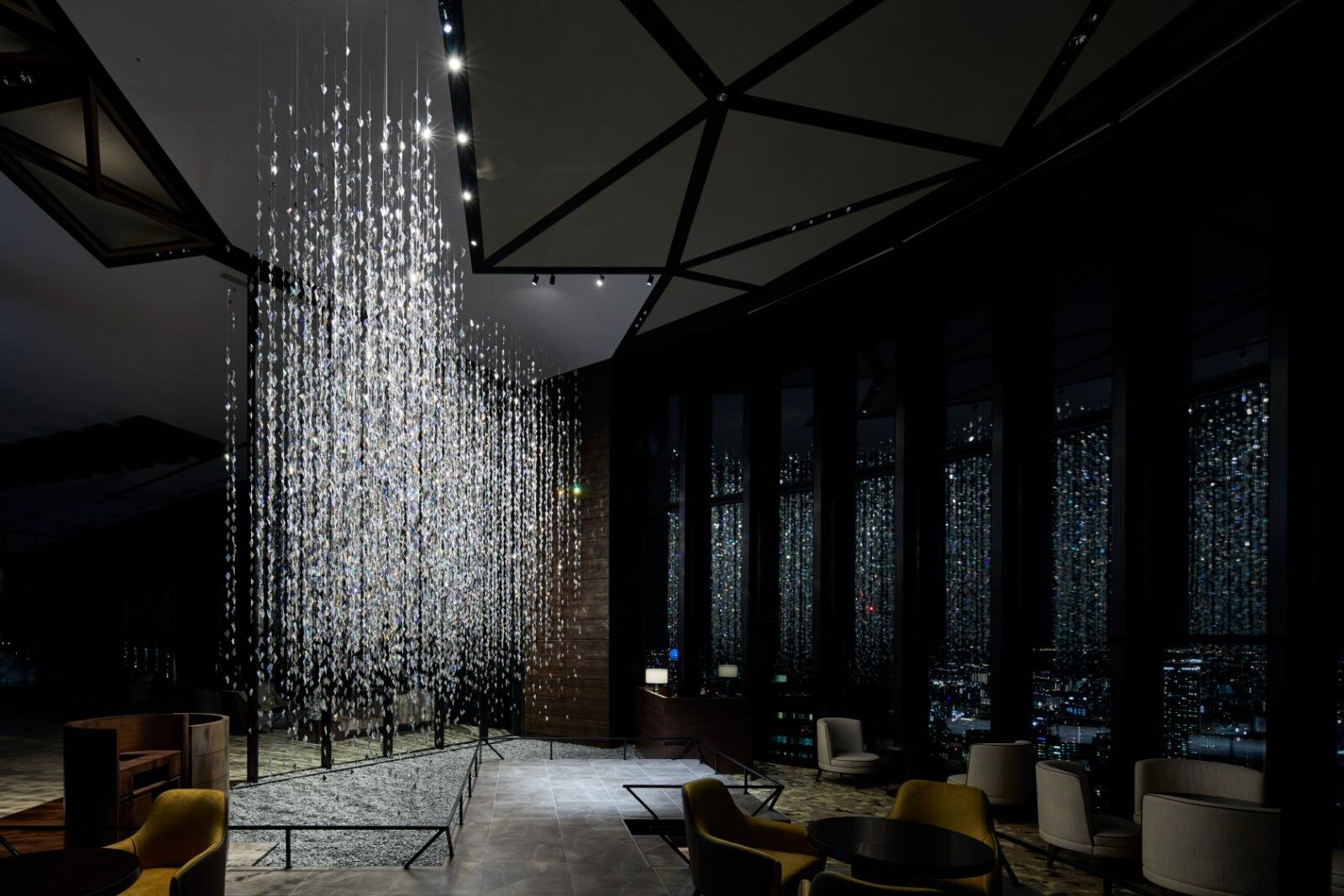 表参道ヒルズ25年クリスマス“プリズム”煌めくツリー、躍動する光のリングと音の演出も｜写真6