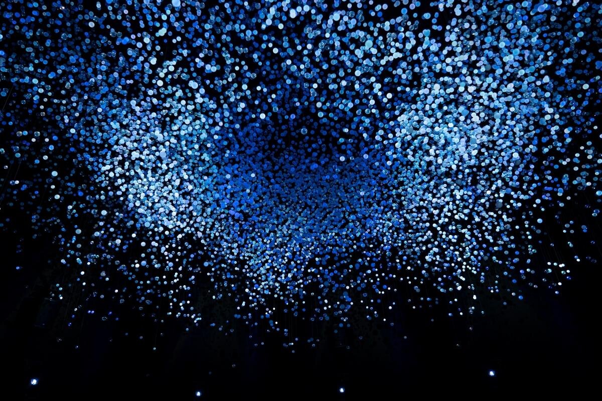 表参道ヒルズ25年クリスマス“プリズム”煌めくツリー、躍動する光のリングと音の演出も｜写真7