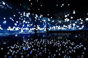 表参道ヒルズ25年クリスマス“プリズム”煌めくツリー、躍動する光のリングと音の演出も｜写真5