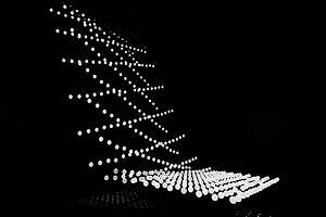 表参道ヒルズ25年クリスマス“プリズム”煌めくツリー、躍動する光のリングと音の演出も｜写真4