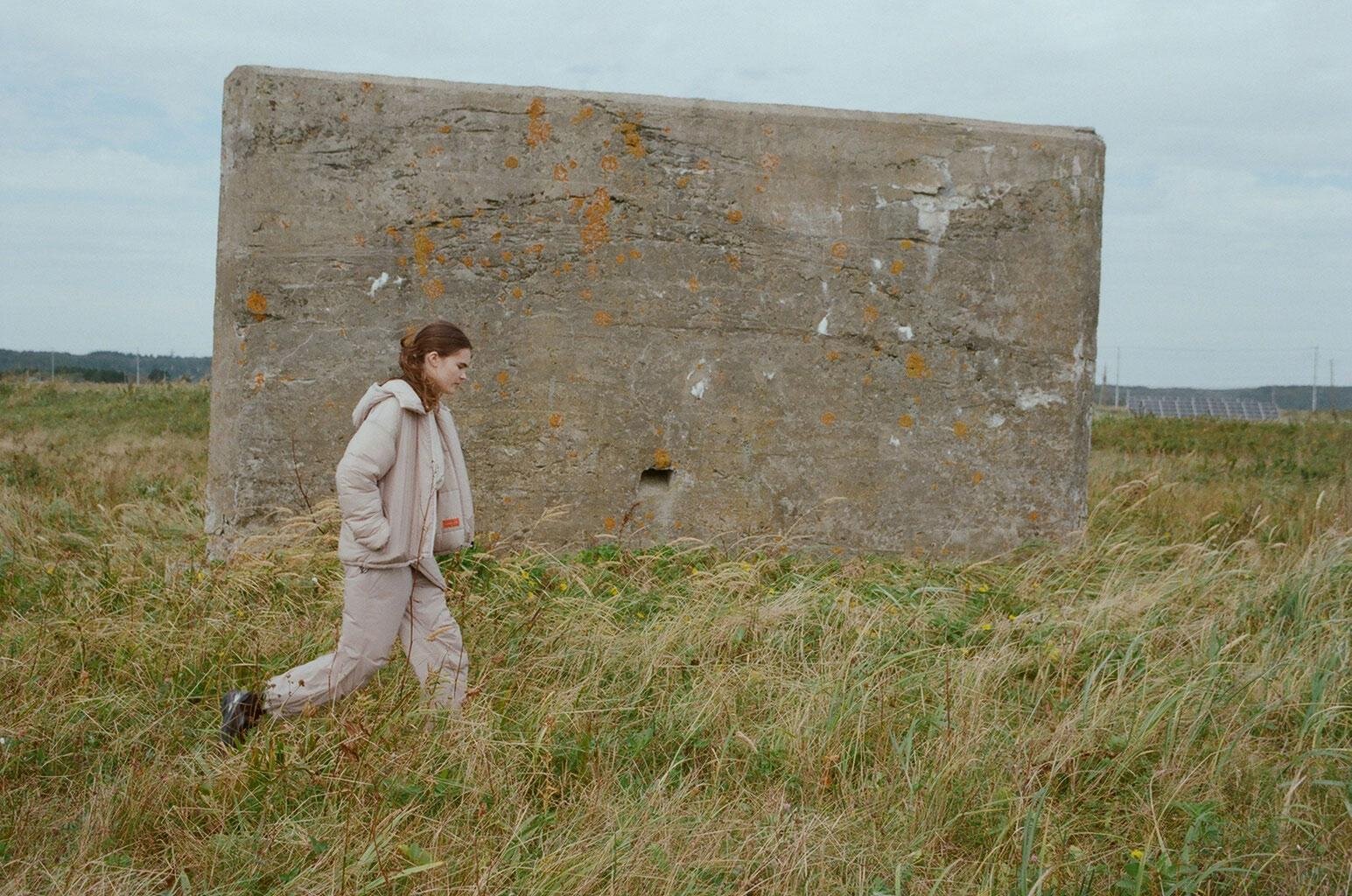 エミ×ミズノ、オールブラックのメッシュスニーカー＆“ダウンより暖かい”中綿ジャケット｜写真13