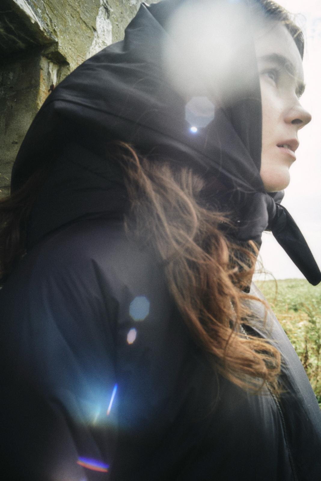 エミ×ミズノ、オールブラックのメッシュスニーカー＆“ダウンより暖かい”中綿ジャケット｜写真11