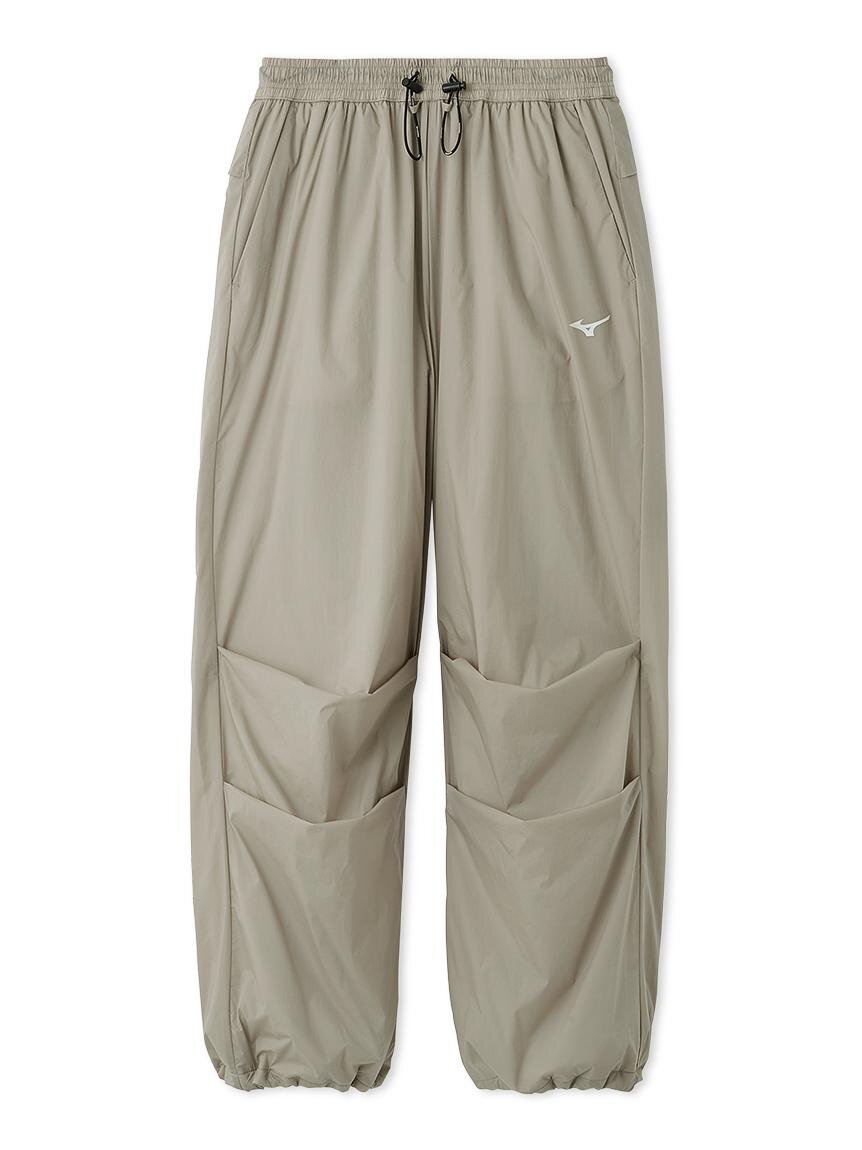 エミ×ミズノ、オールブラックのメッシュスニーカー＆“ダウンより暖かい”中綿ジャケット｜写真9