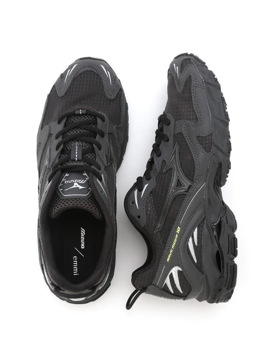 エミ×ミズノ、オールブラックのメッシュスニーカー＆“ダウンより暖かい”中綿ジャケット｜写真4