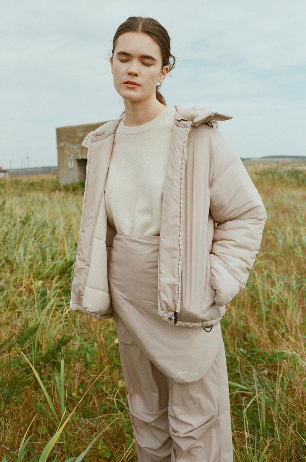 エミ×ミズノ、オールブラックのメッシュスニーカー＆“ダウンより暖かい”中綿ジャケット｜写真12