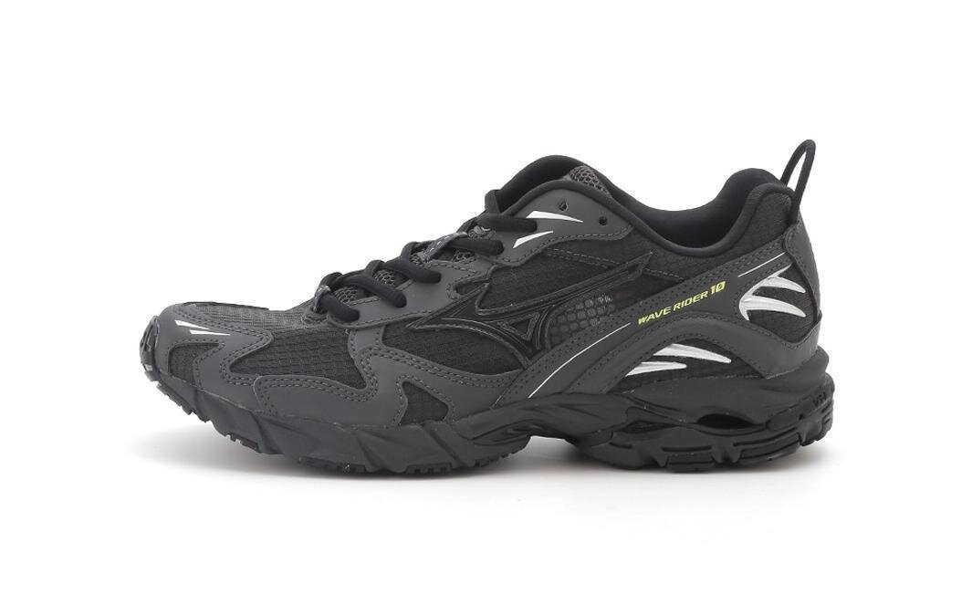 エミ×ミズノ、オールブラックのメッシュスニーカー＆“ダウンより暖かい”中綿ジャケット｜写真2