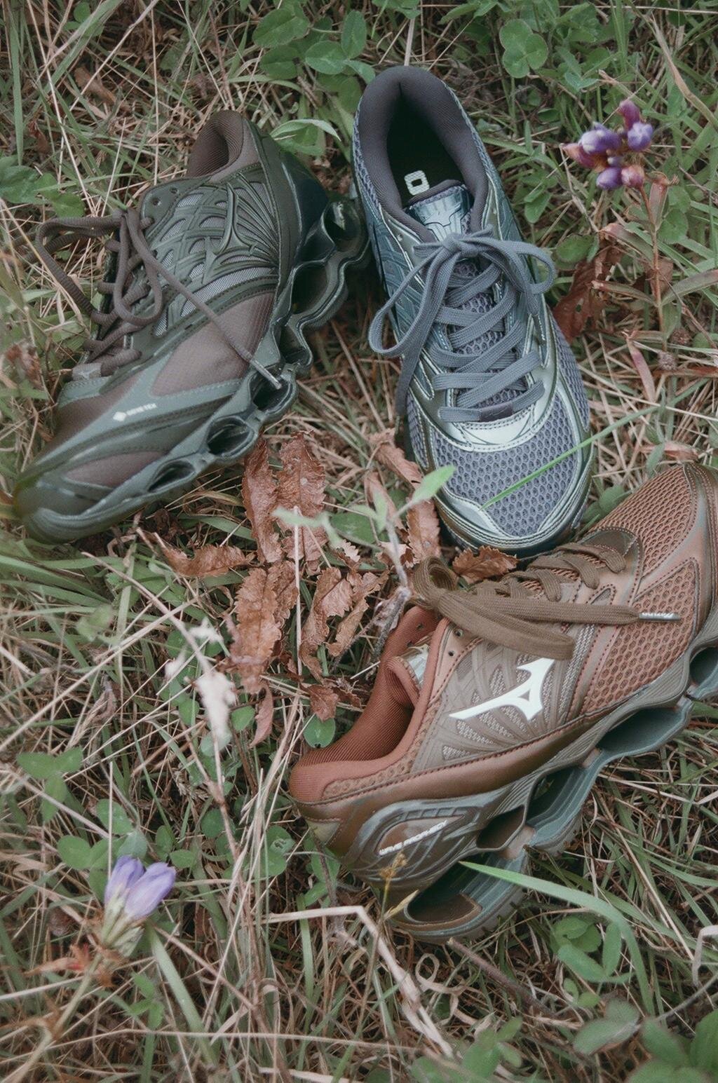 エミ×ミズノ、オールブラックのメッシュスニーカー＆“ダウンより暖かい”中綿ジャケット｜写真16