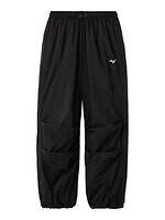 エミ×ミズノ、オールブラックのメッシュスニーカー＆“ダウンより暖かい”中綿ジャケット｜写真10