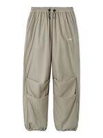 エミ×ミズノ、オールブラックのメッシュスニーカー＆“ダウンより暖かい”中綿ジャケット｜写真9