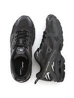 エミ×ミズノ、オールブラックのメッシュスニーカー＆“ダウンより暖かい”中綿ジャケット｜写真4