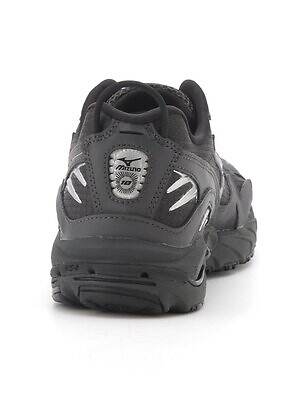 エミ×ミズノ、オールブラックのメッシュスニーカー＆“ダウンより暖かい”中綿ジャケット｜写真3