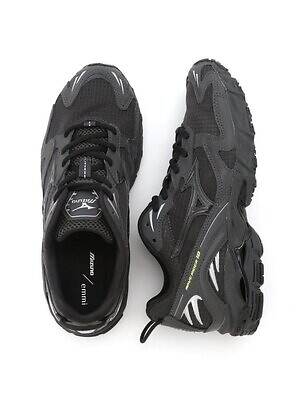 エミ×ミズノ、オールブラックのメッシュスニーカー＆“ダウンより暖かい”中綿ジャケット｜写真4