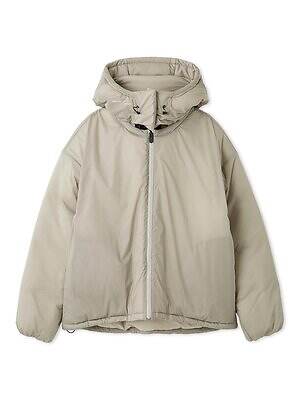 エミ×ミズノ、オールブラックのメッシュスニーカー＆“ダウンより暖かい”中綿ジャケット｜写真5