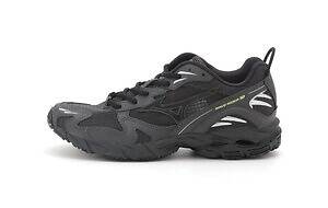 エミ×ミズノ、オールブラックのメッシュスニーカー＆“ダウンより暖かい”中綿ジャケット｜写真2