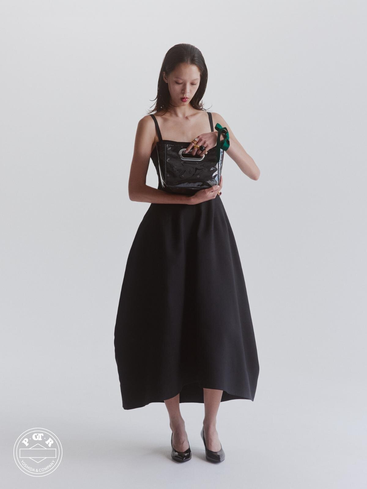 POTR“グロッシー”なハンドバッグ＆円筒型バッグ、鮮やかなピンクの裏地で｜写真18