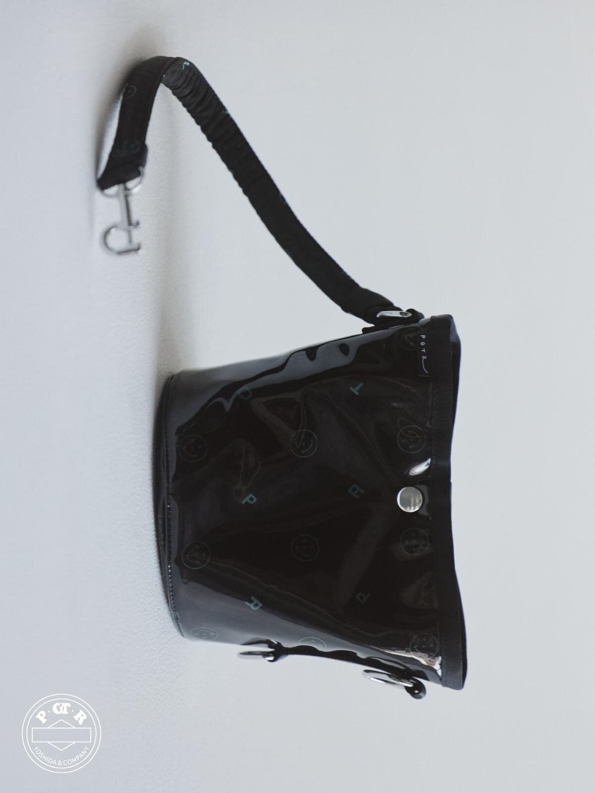 POTR“グロッシー”なハンドバッグ＆円筒型バッグ、鮮やかなピンクの裏地で｜写真19