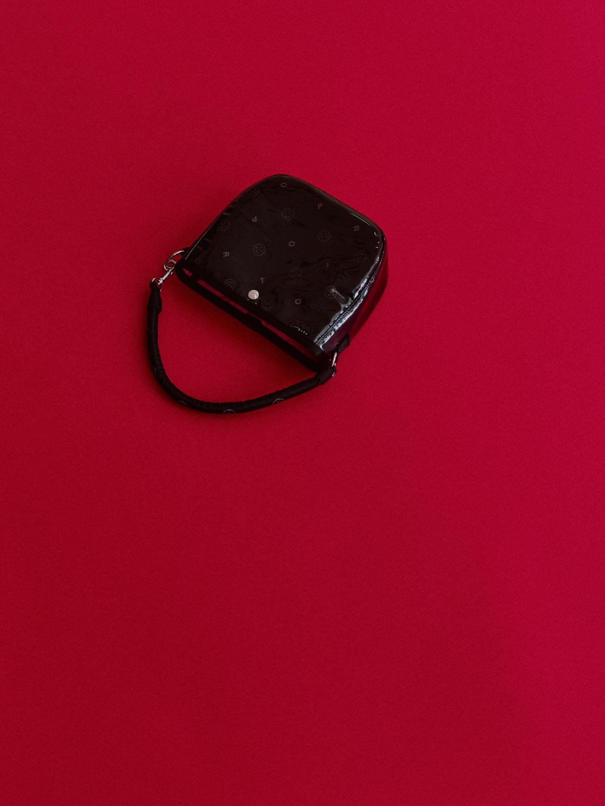 POTR“グロッシー”なハンドバッグ＆円筒型バッグ、鮮やかなピンクの裏地で｜写真4