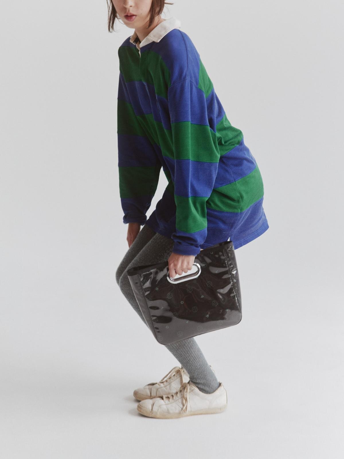 POTR“グロッシー”なハンドバッグ＆円筒型バッグ、鮮やかなピンクの裏地で｜写真29