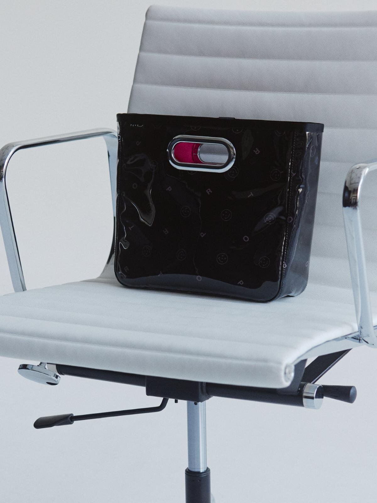 POTR“グロッシー”なハンドバッグ＆円筒型バッグ、鮮やかなピンクの裏地で｜写真3