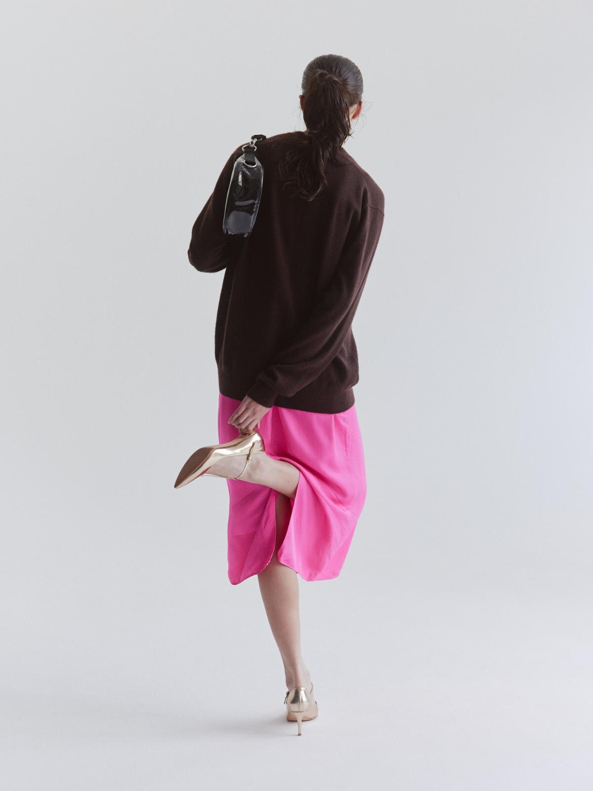 POTR“グロッシー”なハンドバッグ＆円筒型バッグ、鮮やかなピンクの裏地で｜写真24