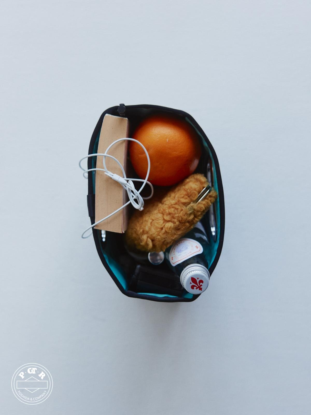 POTR“グロッシー”なハンドバッグ＆円筒型バッグ、鮮やかなピンクの裏地で｜写真21