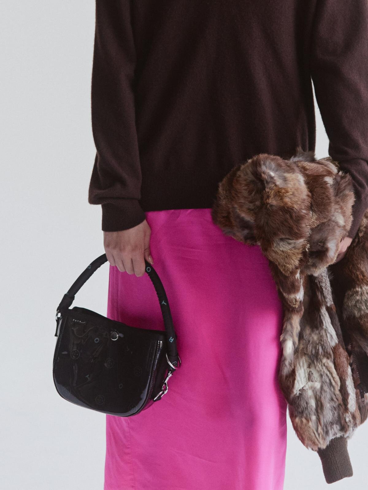 POTR“グロッシー”なハンドバッグ＆円筒型バッグ、鮮やかなピンクの裏地で｜写真25