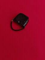 POTR“グロッシー”なハンドバッグ＆円筒型バッグ、鮮やかなピンクの裏地で｜写真4