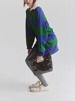 POTR“グロッシー”なハンドバッグ＆円筒型バッグ、鮮やかなピンクの裏地で｜写真29