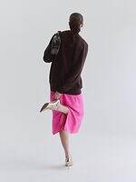 POTR“グロッシー”なハンドバッグ＆円筒型バッグ、鮮やかなピンクの裏地で｜写真24