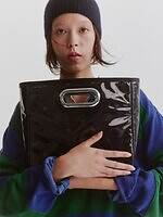 POTR“グロッシー”なハンドバッグ＆円筒型バッグ、鮮やかなピンクの裏地で｜写真28