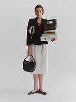 POTR“グロッシー”なハンドバッグ＆円筒型バッグ、鮮やかなピンクの裏地で｜写真26