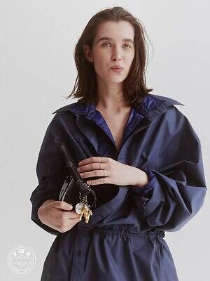 POTR“グロッシー”なハンドバッグ＆円筒型バッグ、鮮やかなピンクの裏地で｜写真15